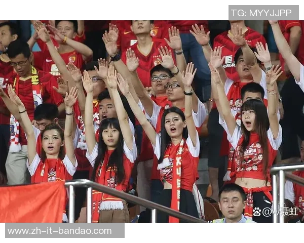 足球好看不仅在于比赛的激烈更在于团队精神与球迷的热情共鸣